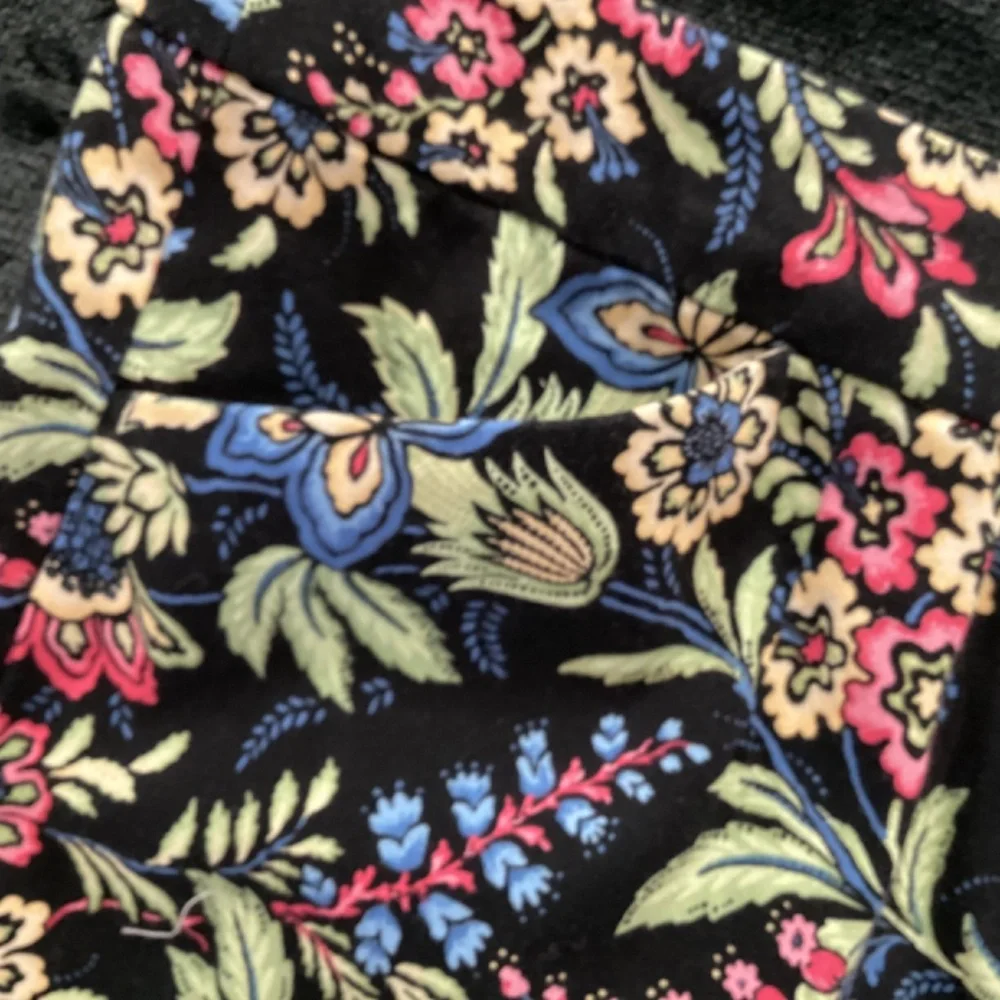 Appleseed’s, 8p, floral on black background, stretch, straight leg pants - Picture 5 of 13